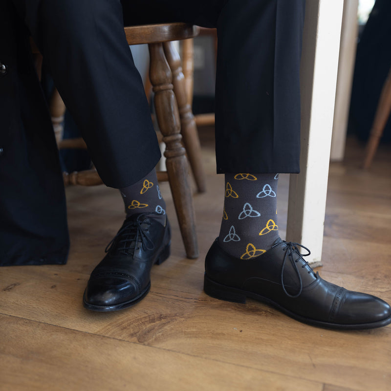men man socks sock wearing autumn winter peper harow luxury suit smart casual style look grey blue yellow